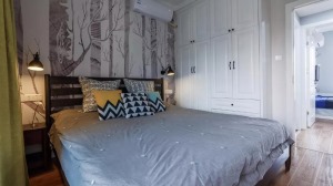卧室以浅灰色为主，营造静谧的氛围，古朴的床头两盏暖黄的小灯，为卧室铺上暖暖的灯光。