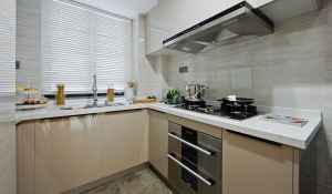 厨房采用L型的柜体，很实用，不占空间，厨房小的户型都可以考虑这种布局的 厨房