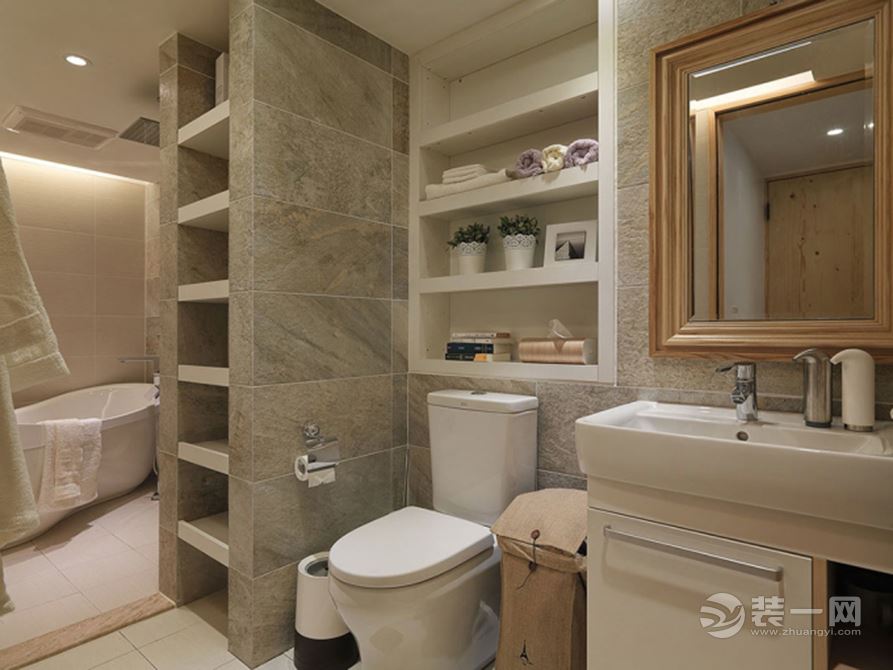 卫浴室的四周墙壁以青灰色的纹络的瓷砖为铺贴，搭配上米色的镶边设计，整个简约雅致之感，充满着清新的气息