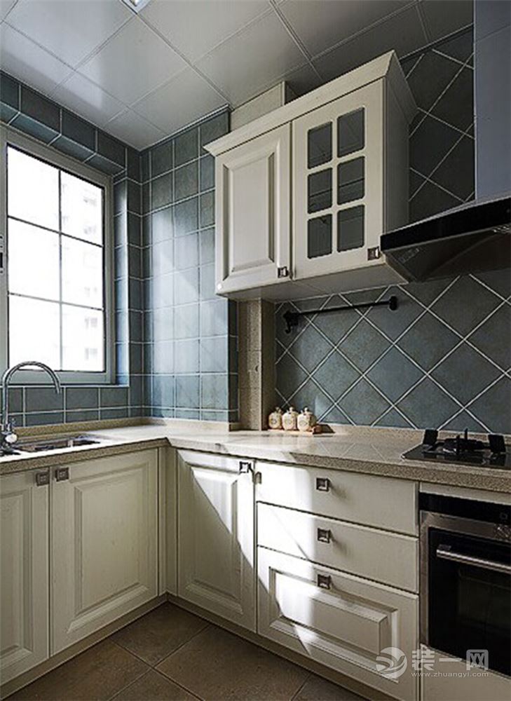 厨房采用特地做旧过得墙砖，显得有复古的韵味，小飘窗的设计使得厨房的采光条件很好。