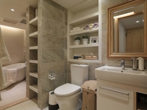卫浴室的四周墙壁以青灰色的纹络的瓷砖为铺贴，搭配上米色的镶边设计，整个简约雅致之感，充满着清新的气息