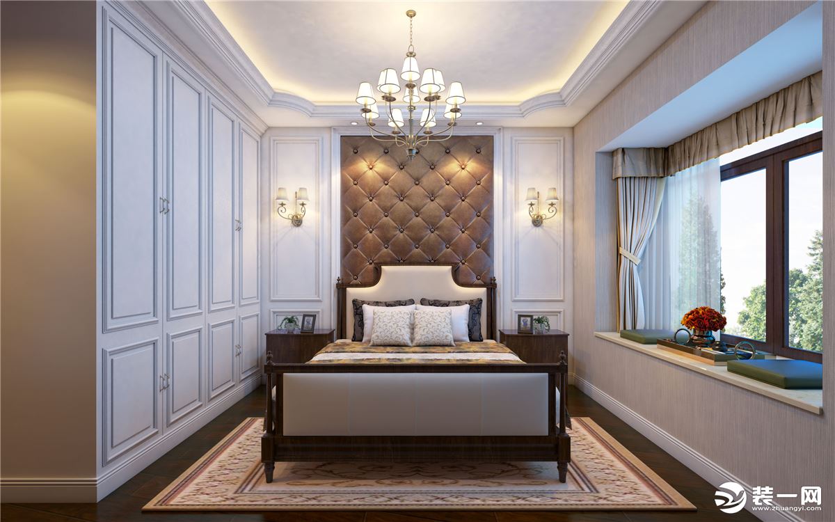 主卧室的床头造型材质依然是以白色实木墙板为主，中间搭配了咖色的皮革软包，卧室的的壁纸选择了米黄素色壁