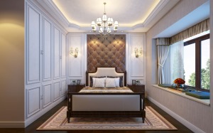 主臥室的床頭造型材質依然是以白色實木墻板為主，中間搭配了咖色的皮革軟包，臥室的的壁紙選擇了米黃素色壁