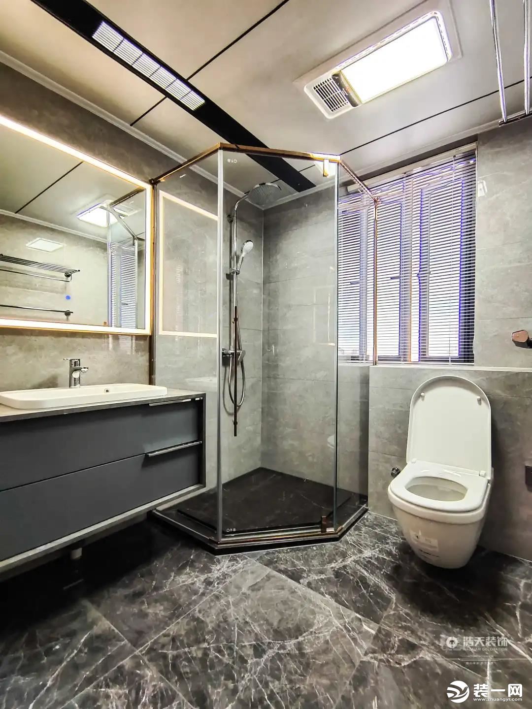 淋浴间——为了提高主卫的使用舒适性，设计钻石型玻璃隔断，壁挂式马桶和浴室柜都是非常利于打扫的，灯光触