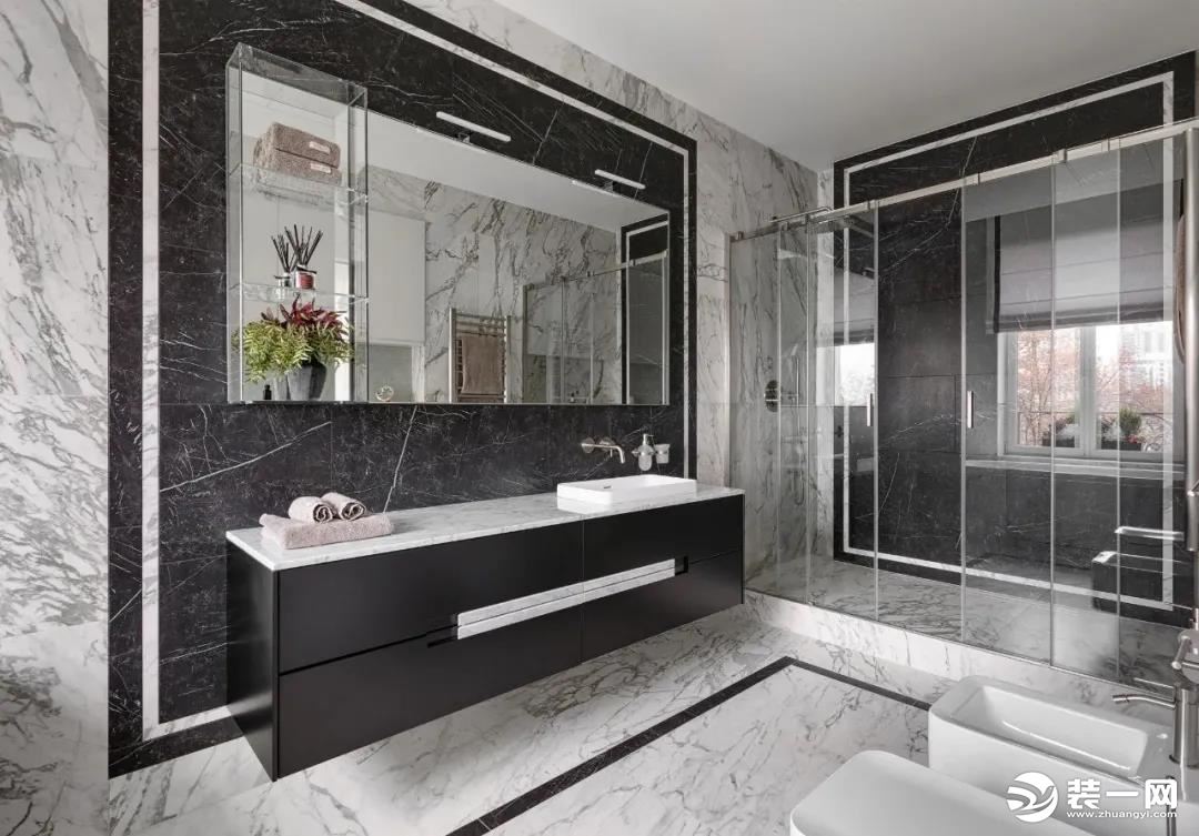 浴室选用经典的黑白配色作为主色调大理石纹理瓷砖奢华而有格调用高透玻璃将卫生间干湿分离增加了空间的通透