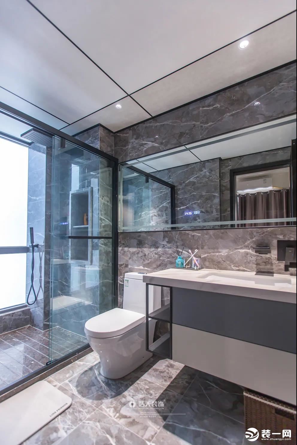 卫生间采用干湿分离的设计，使整个空间的层次非常分明，黑白灰营造出静谧雅致的氛围，与整体设计协调呼应。