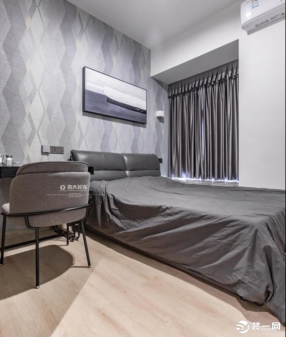 次卧依然选择以灰色为主，深色的家具让整个空间增加调性，依旧是简约干练。