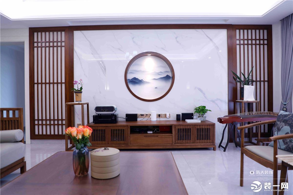客厅整体色调为白色与木色，色调温润细腻，不失质感，胡桃木家具搭配禅意的设计
