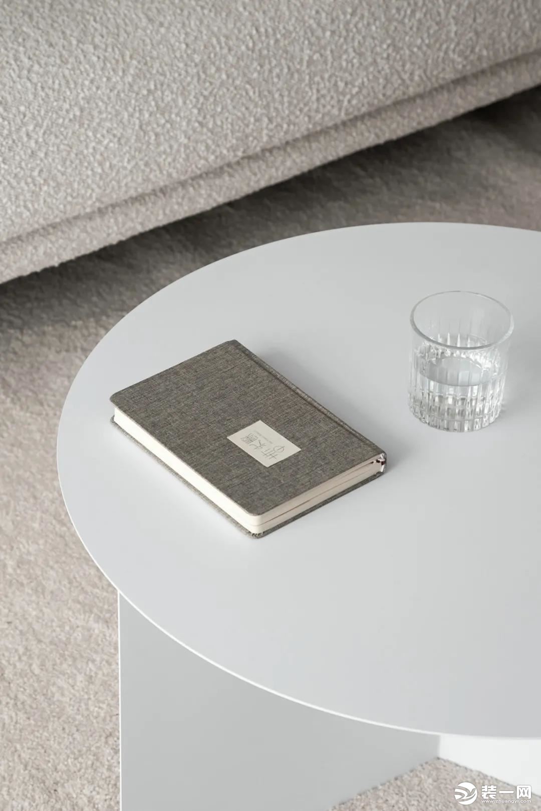 白色茶几，纯净立体。一杯茶，一本书，可以整个下午都窝在沙发，享受惬意的休闲时光。