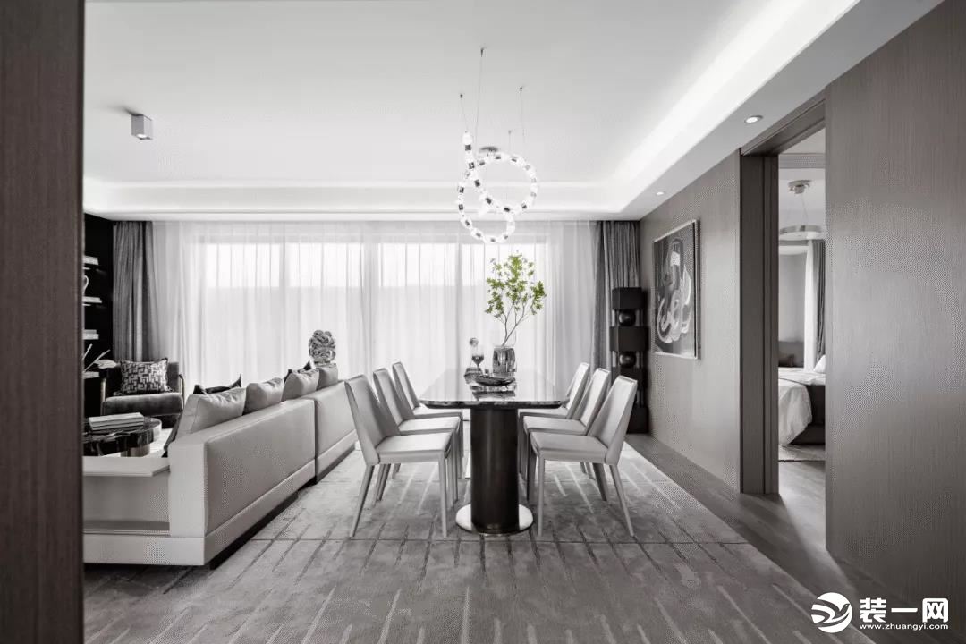 客厅空间的设计带来更为自由洒脱的空间质感，深灰与白色的大理石反射的光泽与暖杏色的布艺进行对话