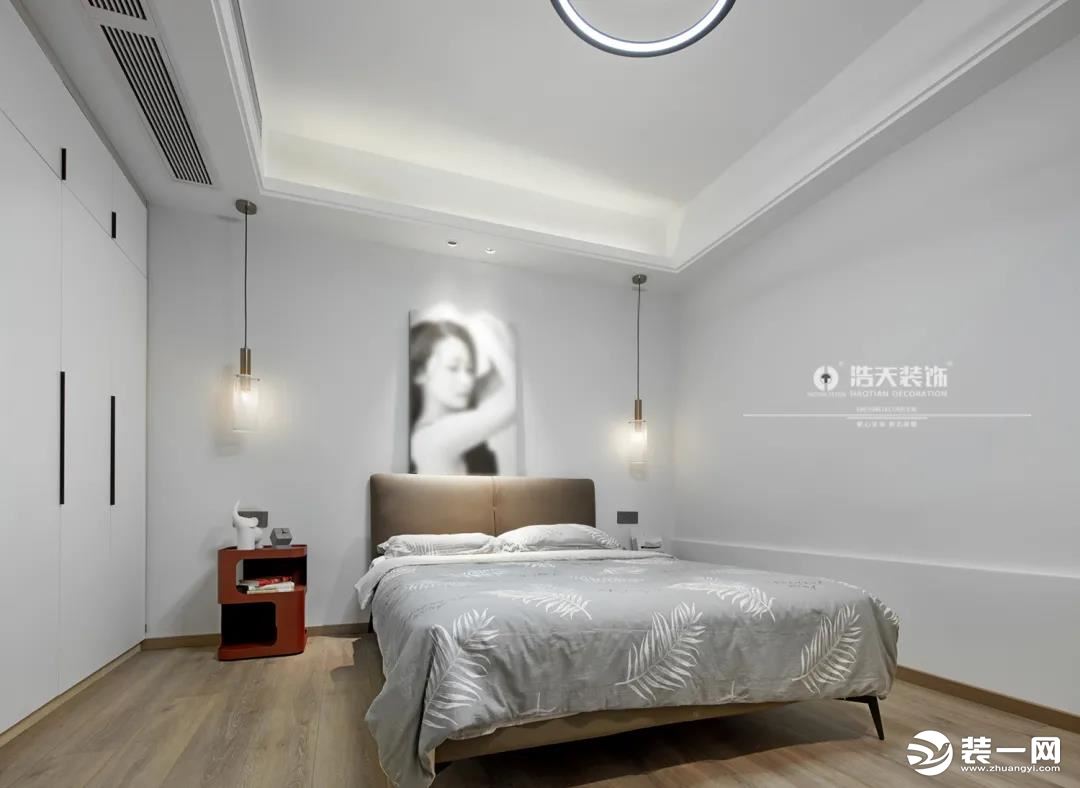次卧相对简洁，灰色的布局成为空间主色调，同样辅以木色和白色做搭配。