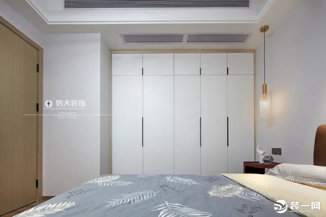 衣柜通顶的白色设计，简洁耐看，实用优雅。