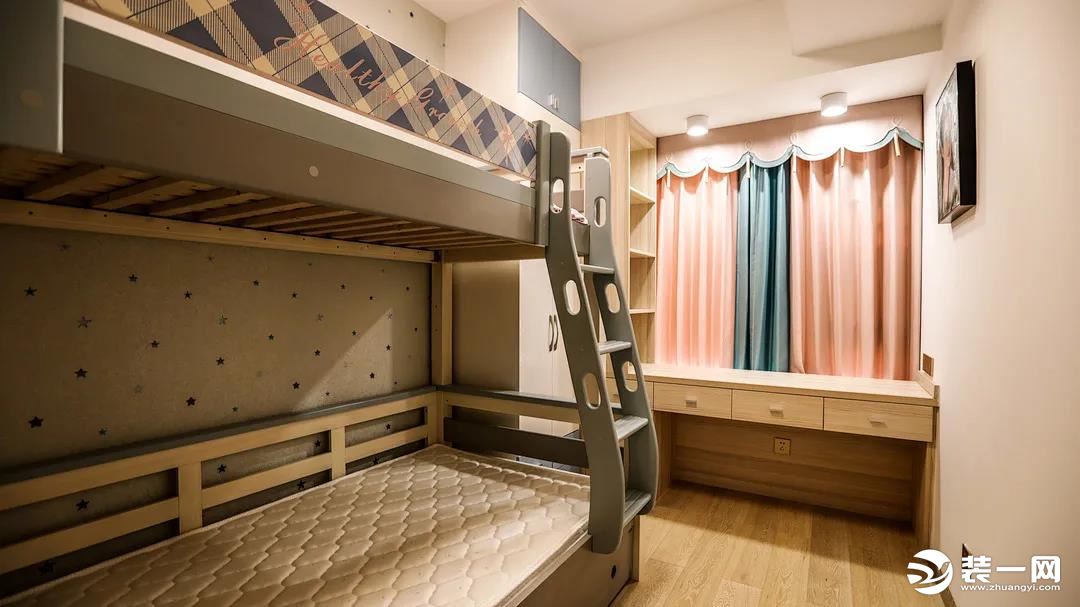 双层床的设计儿童房不会影响到孩子的睡眠质量，书桌部分嵌入窗台，拥有更合理的空间布置，增添趣味性