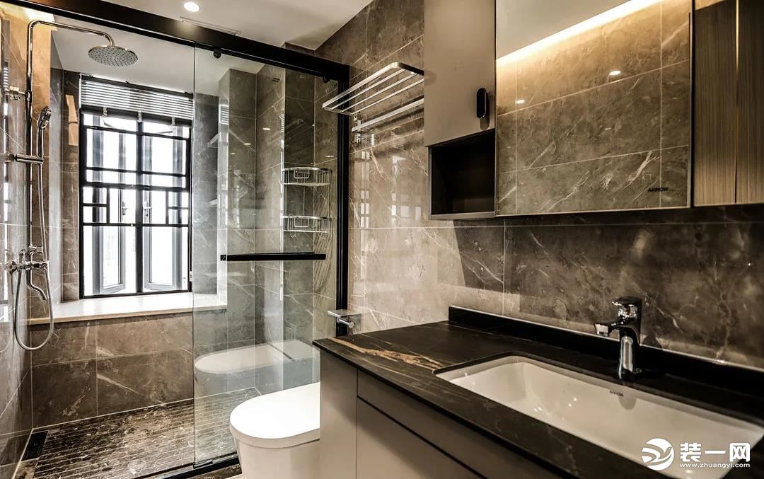 空间规划上，卫生间干湿分离，淋浴区用了玻璃门隔断，整洁有条理，让空间更具层次感和显仪式感