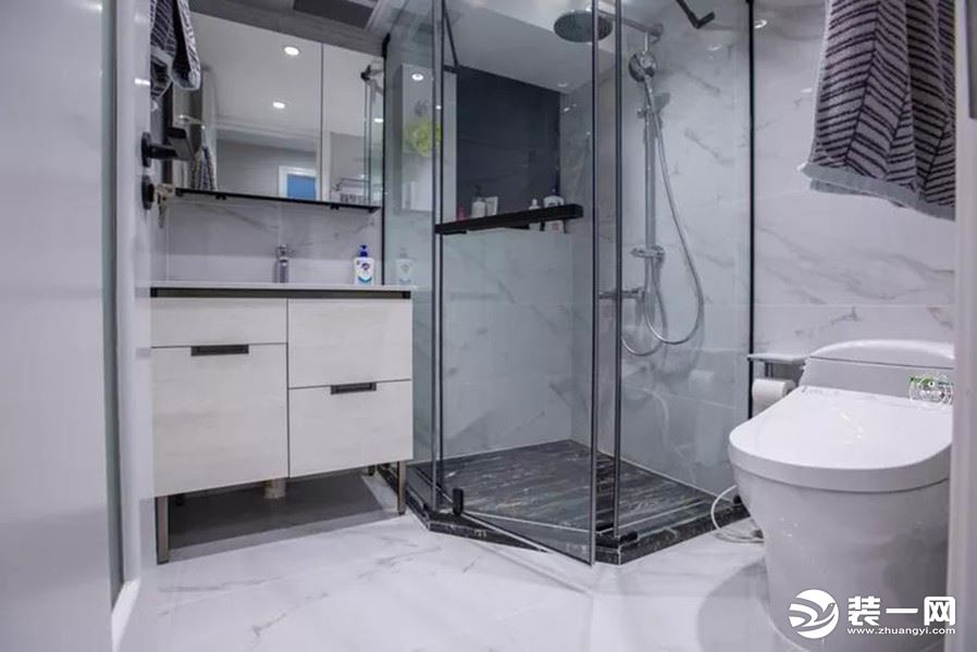 作为使用率极高的私密空间，浴室采用简约黑白色，色泽沉稳，灯光明亮，让空间极具表现力。淋浴干湿分明，