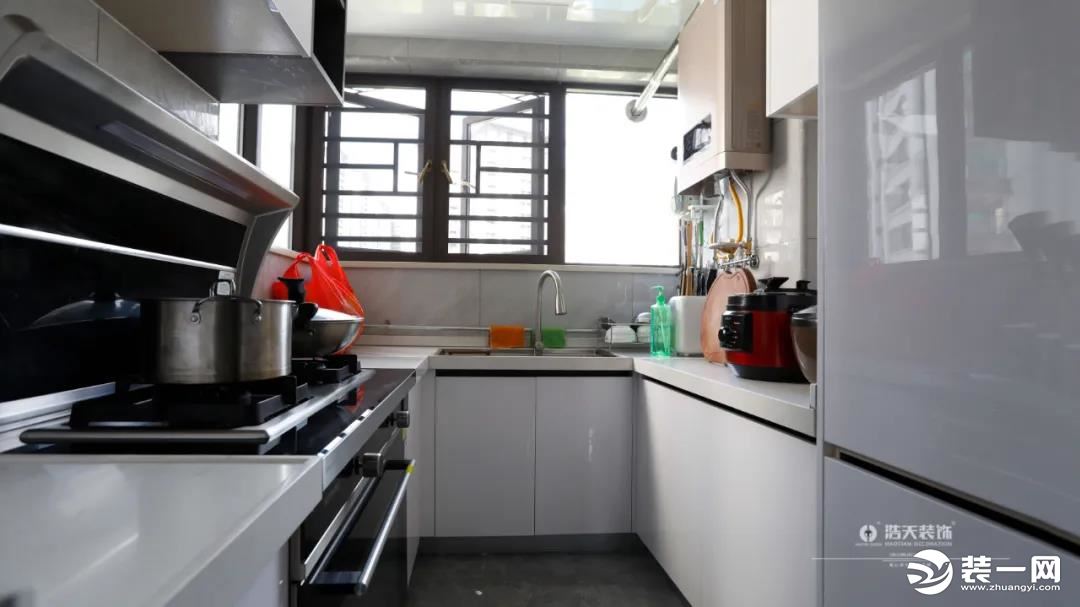 厨房精简没有过多修饰，纯净的空间勾勒出简约大气的烹调空间