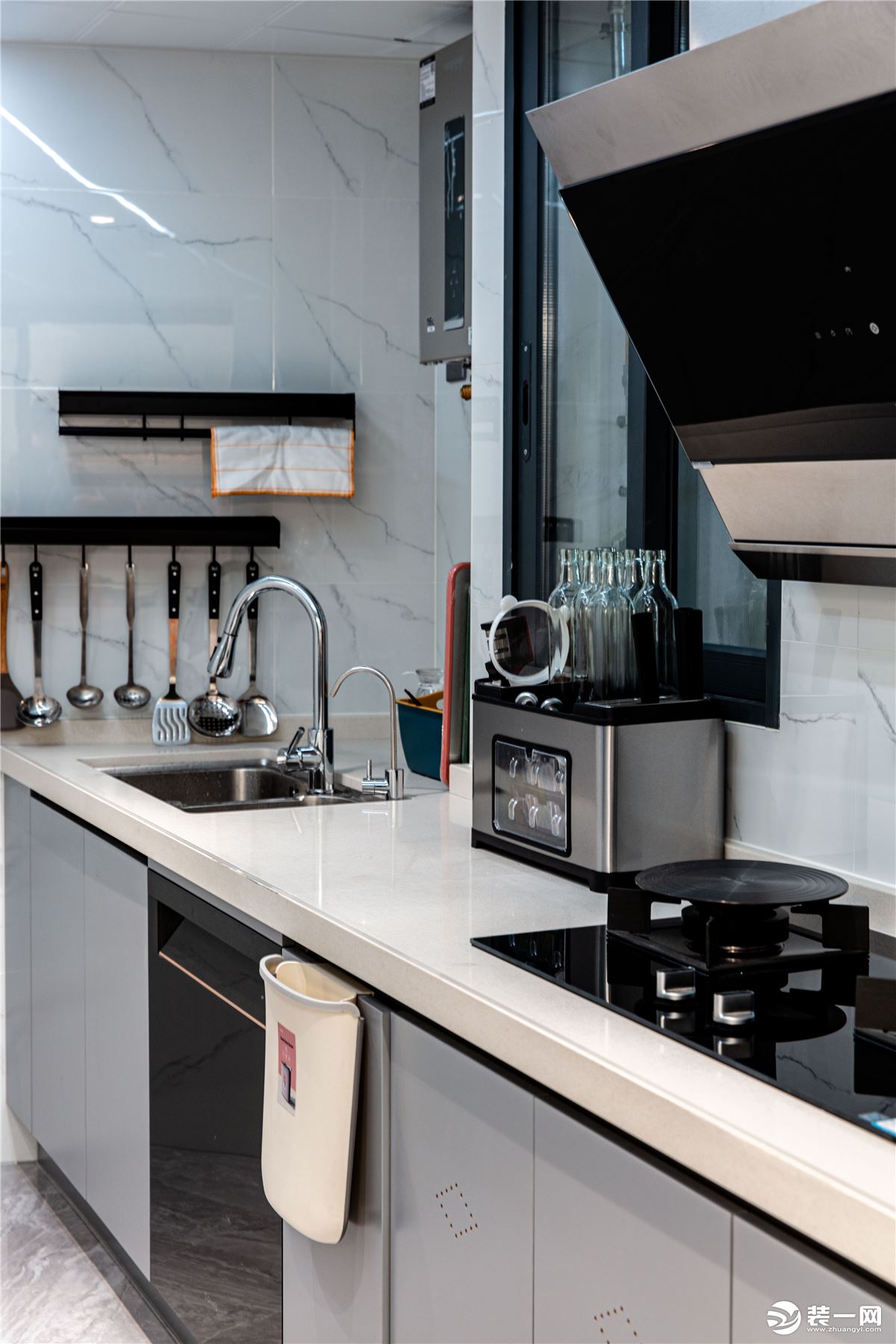 厨房日常使用概率较高，我们利用相邻两面墙体空间，使其呈L型布局，形成清洗—备菜—烹饪工作区。