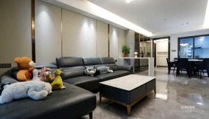 客厅效果图2——灰色的沙发背景搭配灰蓝色的7字皮质沙发，软装的配色把握得恰到好处。