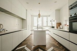 开放式厨房——开放式厨房和餐厅之间，仅以地板砖的拼接方式和色彩更迭做过渡和划分。