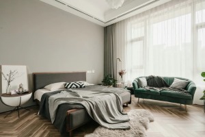 卧室全貌——人字拼接的仿木地砖，浅灰色背景墙，为主卧定下基调，深灰+实木的北欧风双人大床和同色系的床