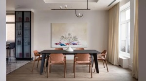 棕色餐椅为空间的整体色调提亮，墙上挂着的是业主喜欢的装饰画。
