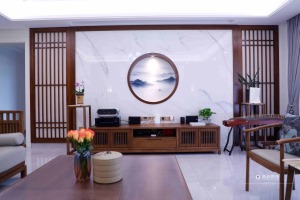 客厅整体色调为白色与木色，色调温润细腻，不失质感，胡桃木家具搭配禅意的设计