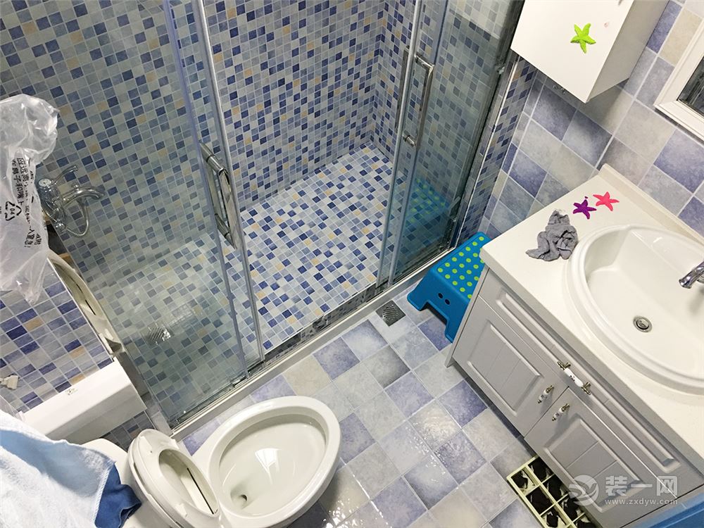 从上方俯览，可以清晰的看见卫生间的每个功能区干湿分离，淋浴间用玻璃门与洗漱区分离，淋浴间在马赛克瓷砖
