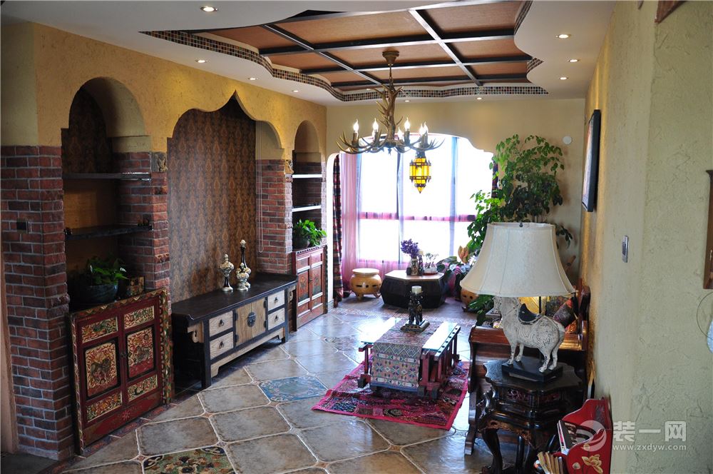 客厅以大气优雅为主，用材比较古朴，主色调用土坯夹稻草的土墙，电视机背景墙也采用古老的红砖面堆砌