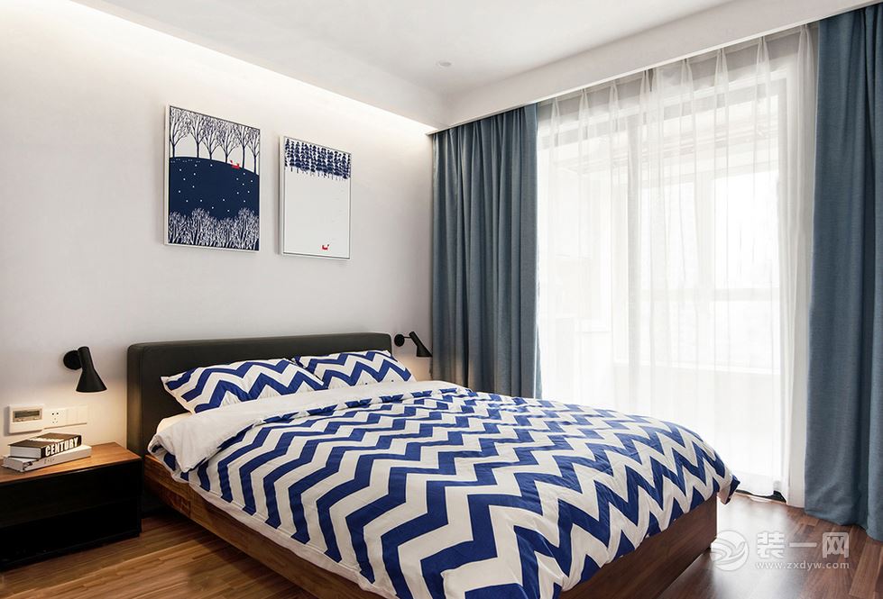 卧室中设计师在软装布艺上选了灰蓝色，还原本质的风格，背景画个性有趣味