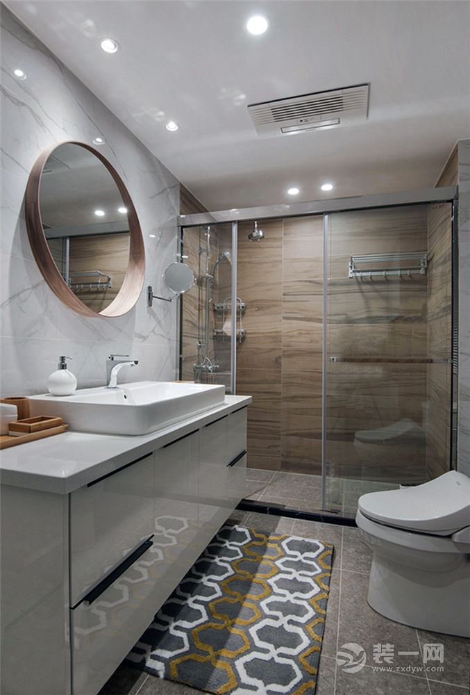 卫生间是业主最为满意的地方，白色搭配金色元素的风格，是整体的亮点