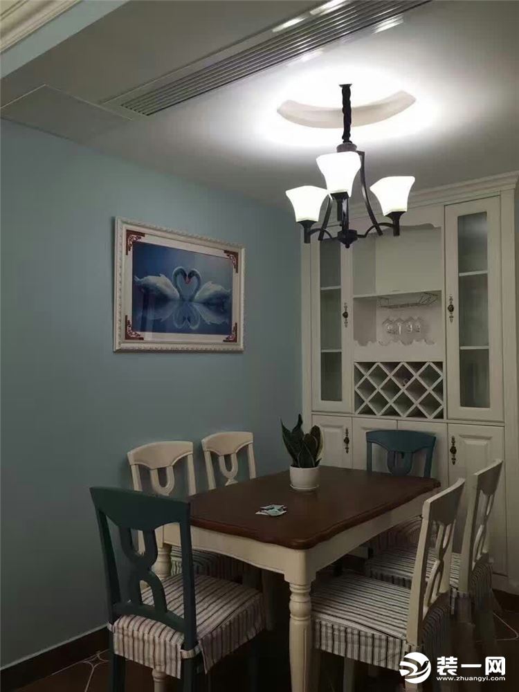 丰立装饰coco国际77平三居室地中海风格实景案例--酒柜、餐桌