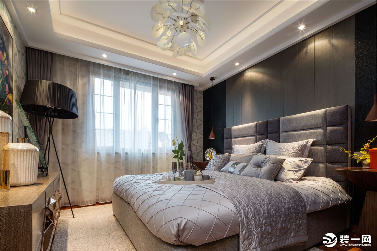 主卧床较为宽敞，床头造型采用了现代风格独特的硬包做装饰，营造卧室稳重大气的氛围，顶面用直线条的造型来