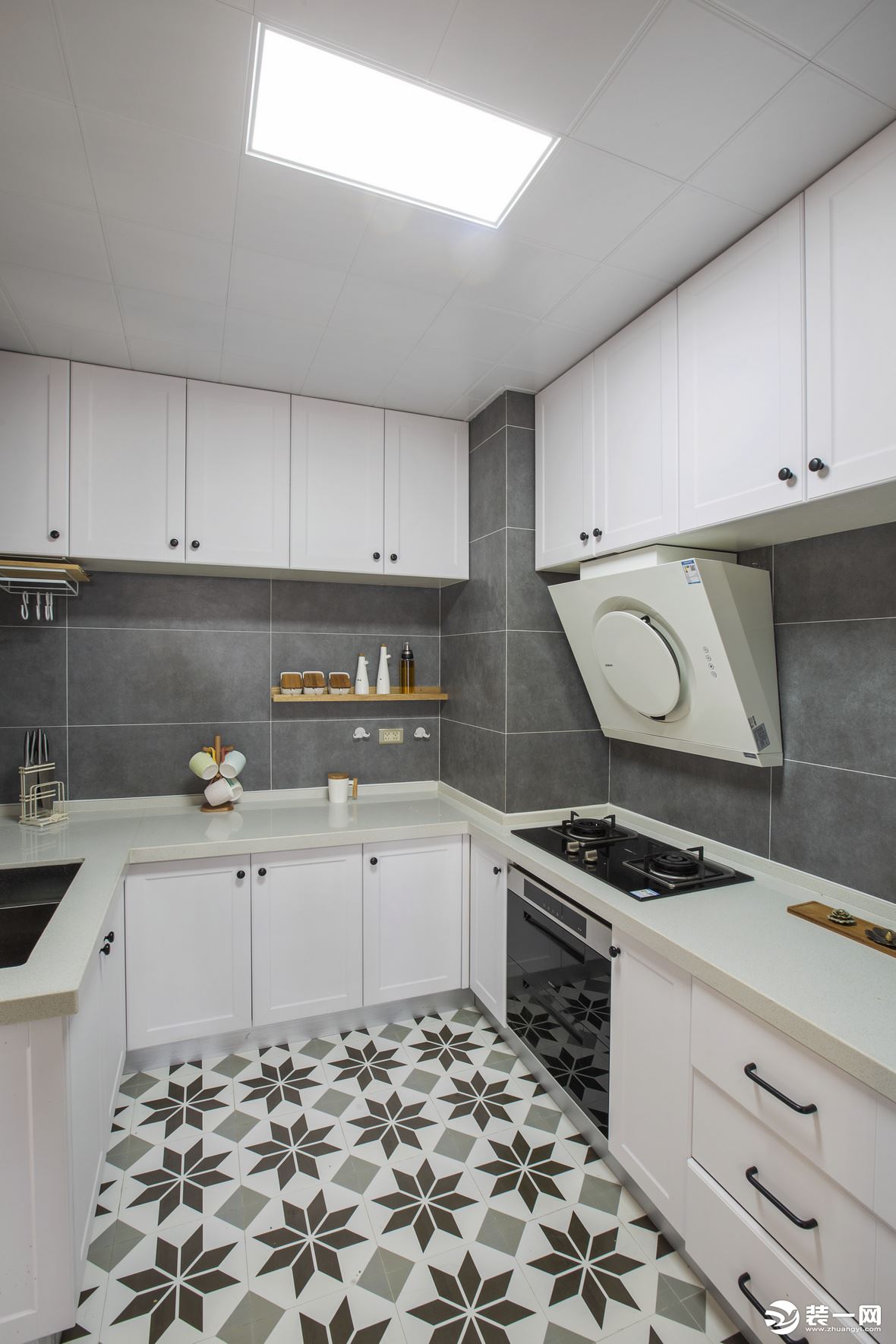 客户在家做饭比较少，所以厨房用了白色橱柜，墙面用了颜色较深的黑色瓷砖。客户厨房是整个房