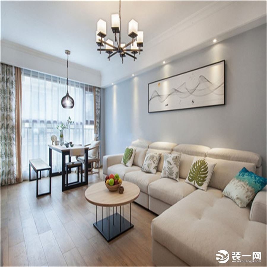客厅大面浅蓝色墙面、米色沙发，柔和的色彩让人感受放松舒缓，抱枕和窗帘都有植物印花，增加了空间的活力和