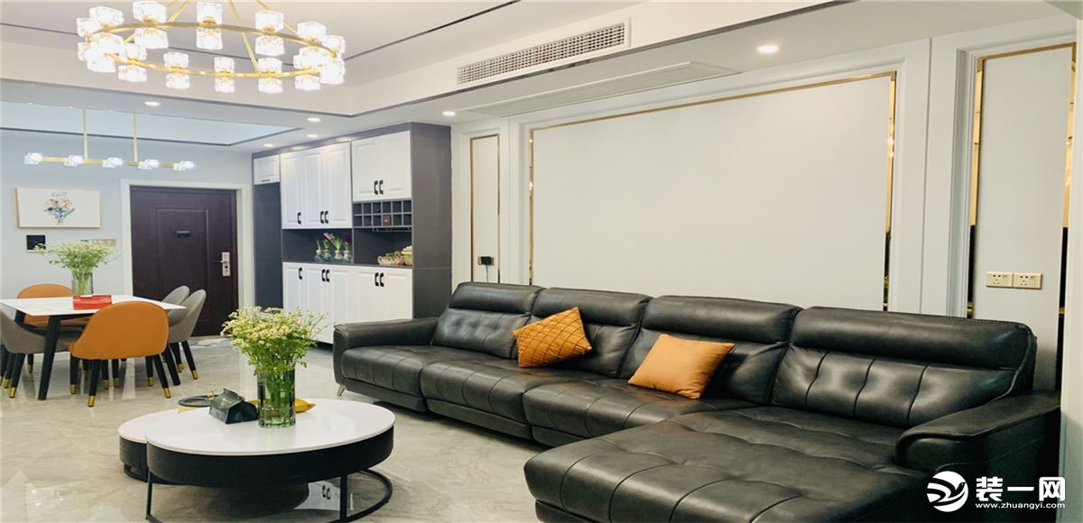 客厅主要以简约的表现形式来满足人们对于简约却不简单的居室环境的要求，整体色调采用灰色调。