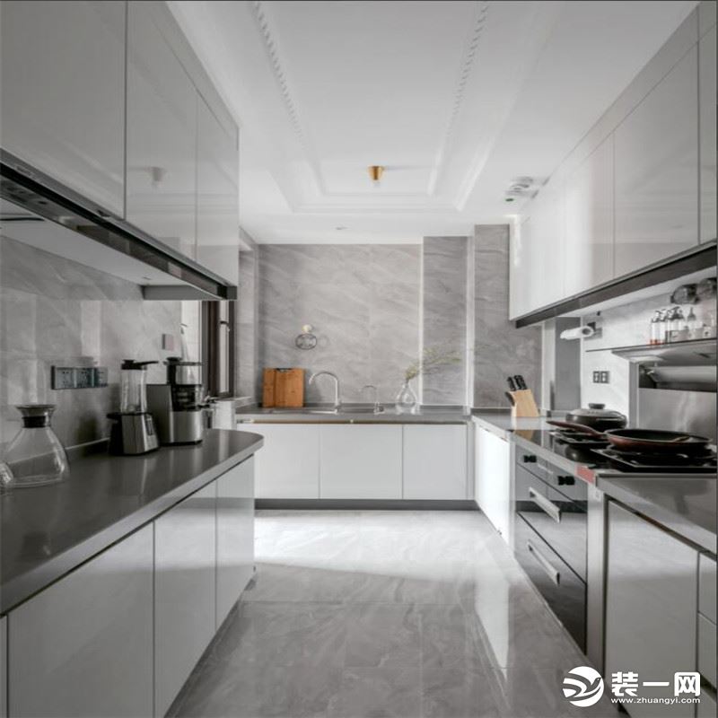 原本不大的厨房空间，以白色为基底，大面积的白色可以增加室内光感，让视觉更通透。