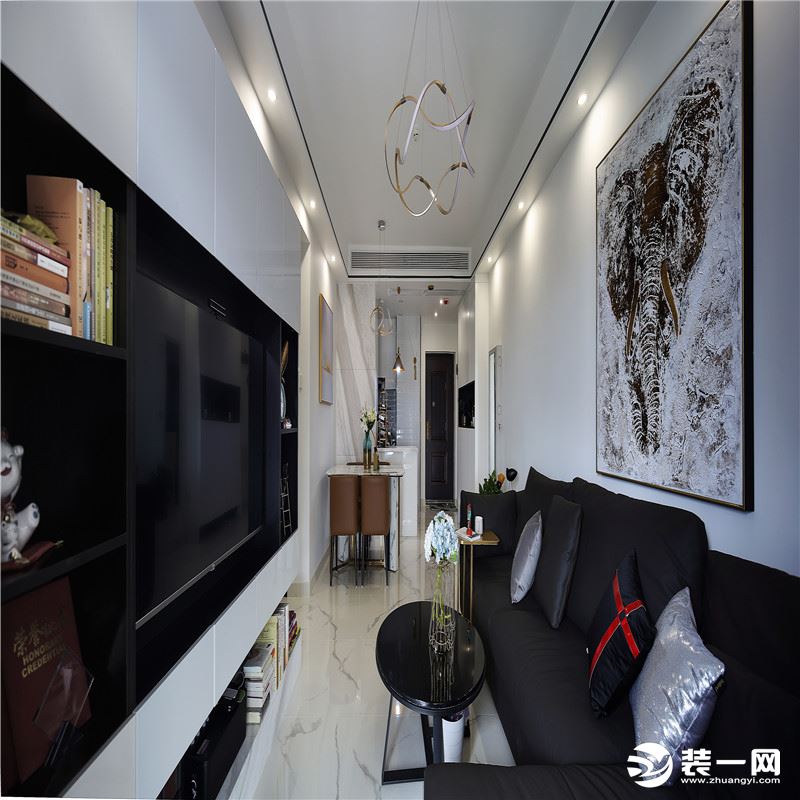 客厅整个空间是最难把握的空间，进门人视觉的第一视线，所以以黑白灰经典色系为主旋律展开整个空间的设计。