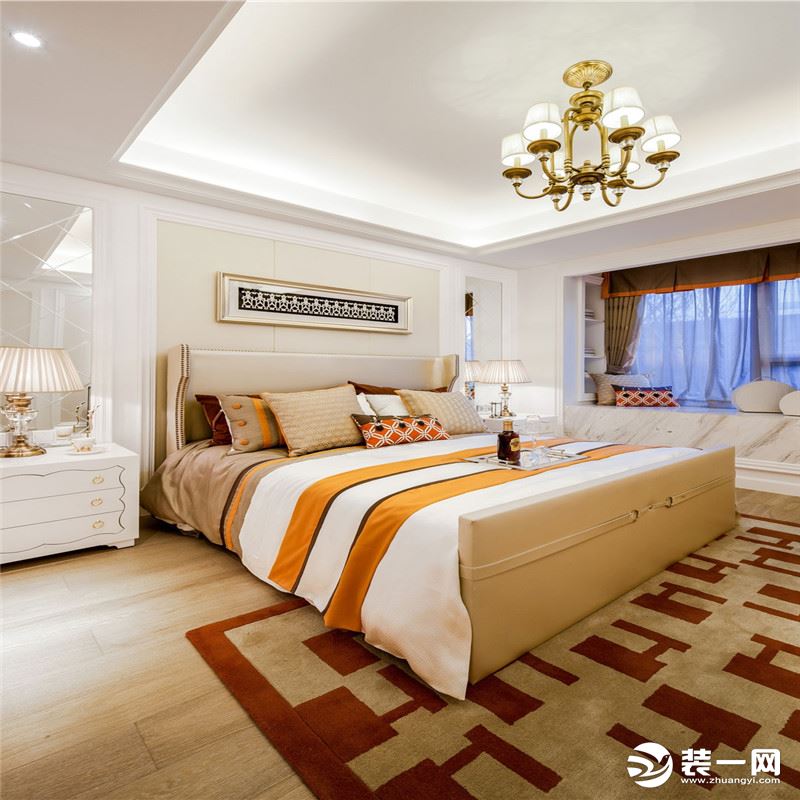 地面运用原木色木地板，柔和，干净。床头延续电视墙的装饰手法。