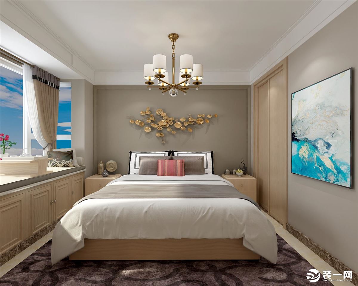 金属吊灯与家私的实木质感交叠出空间层次，床头的陶瓷瓶与绿植进行点缀，加强空间的感觉。