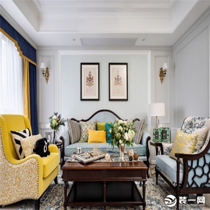 客厅以白色为基调，空间轮廓线条以简练的直线变化为主，素色的布艺沙发搭配花色的抱枕，