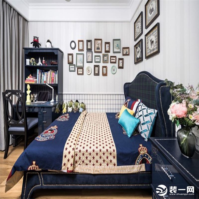 卧室以浓重的背景色彩加上怀旧复古感的家具，看似漫不经心的软装搭配，赋予了空间别有一番风味的优雅情调。