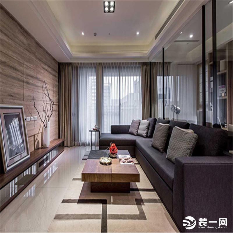 客厅整体上以暖色调为主，颜色的协调以及瓷砖的呼应给空间带来雅致、温馨、沉稳的感觉。