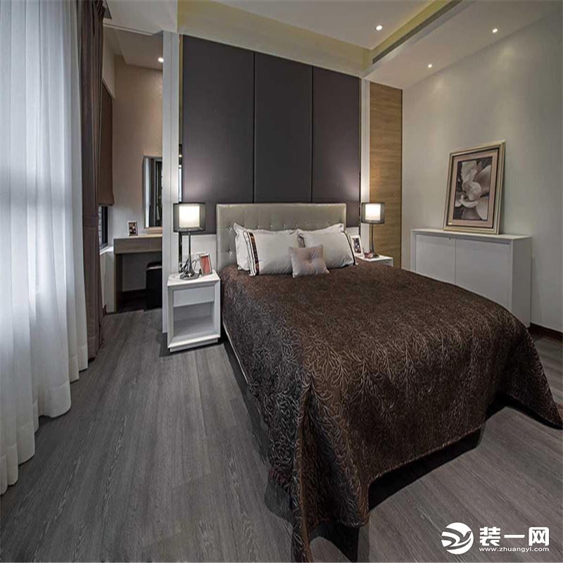 卧室延续整体木色家具格调色彩温馨沉稳，卧室空间紧凑所以选用浅色罗马帘搭配原木地板整体简洁明亮。