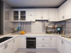 廚房是白色U型的櫥柜再加上白色的大理石臺面，感覺廚房很有空間感，吊柜和櫥柜相呼應。