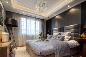 主卧床较为宽敞，床头造型采用了现代风格独特的硬包做装饰，营造卧室稳重大气的氛围，顶面用直线条的造型来