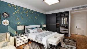 主卧室：蓝色主题壁纸的运用让空间层次感更加分明，在结合柜子金色材质与灯饰材质的运用使原本空间的呆板增