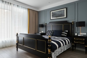 主卧的整体色调和客厅相互辉映，深色的卧室背景与木色的床更加温馨，顶面和墙面同样加上简简