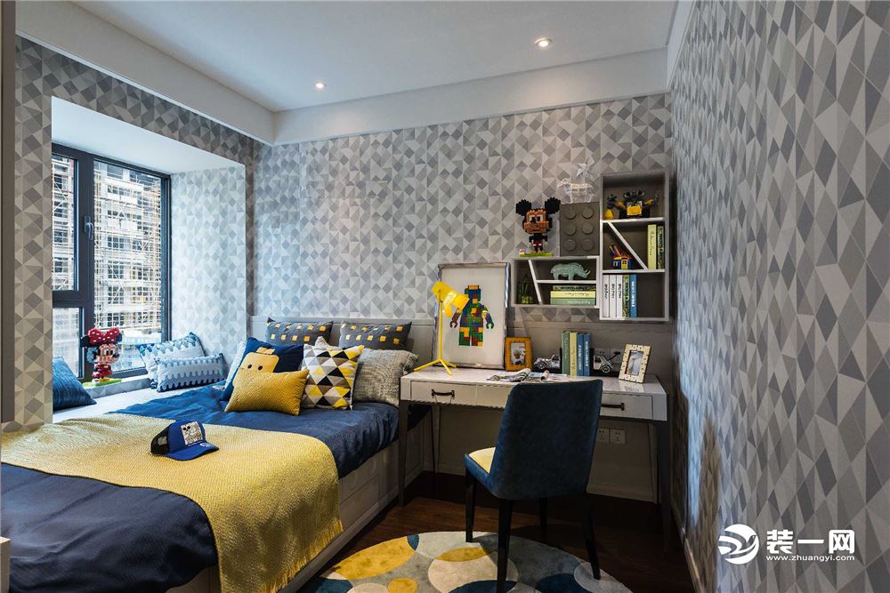 蓝黄相间的床品与窗帘，儿童房中的色彩，正迎合了孩子的天性，活泼热烈。