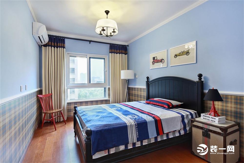 次卧室采用了蓝色  非常温馨  蓝色涂料点亮了整个常规的装修色彩