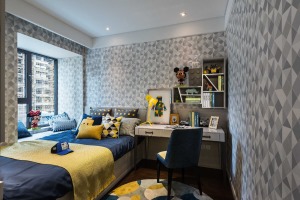 蓝黄相间的床品与窗帘，儿童房中的色彩，正迎合了孩子的天性，活泼热烈。